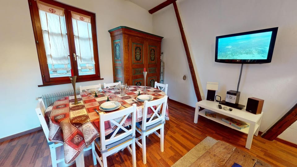 Communal lounge/ TV room, TV and multimedia, Dining area