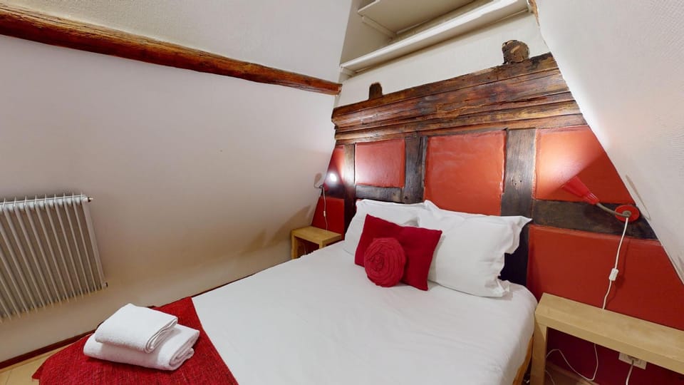 Bed, Photo of the whole room, Bedroom, towels