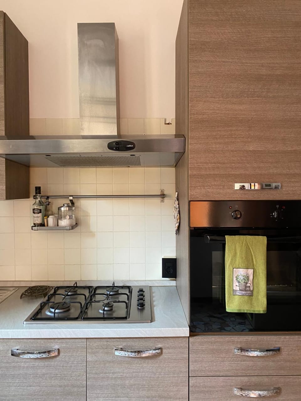 Coffee/tea facilities, Kitchen or kitchenette, stove, toaster