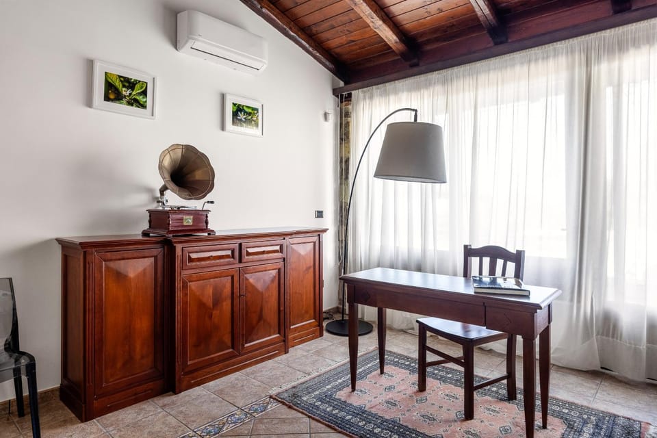 Living room, Seating area, air conditioner