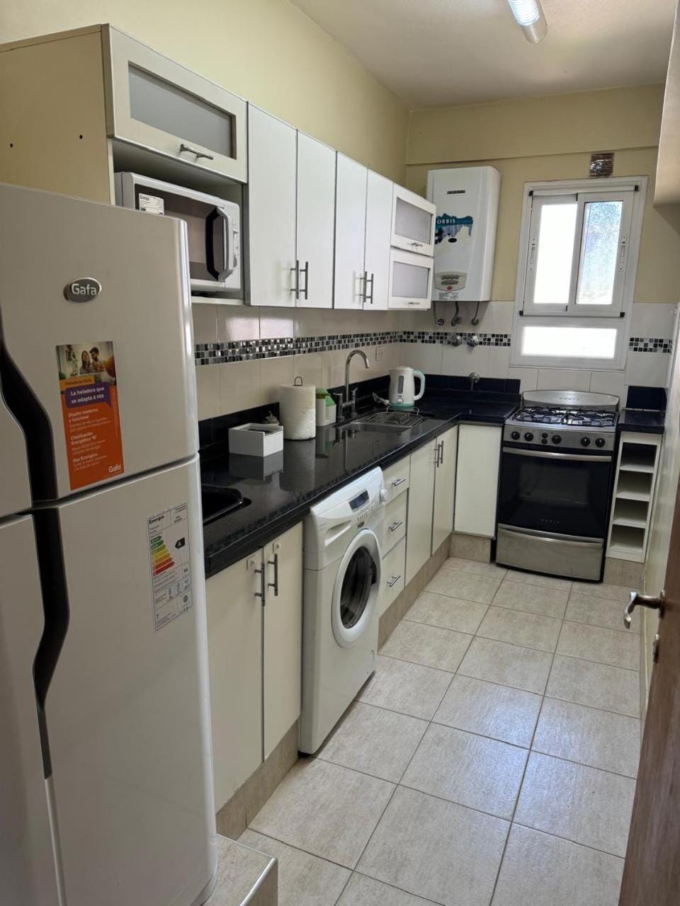 Kitchen or kitchenette, oven, washing machine
