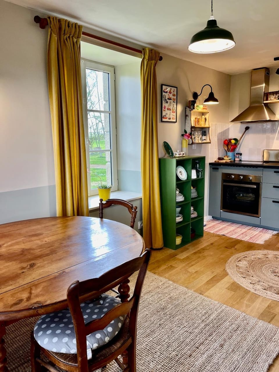 Kitchen or kitchenette, Dining area, oven, stove