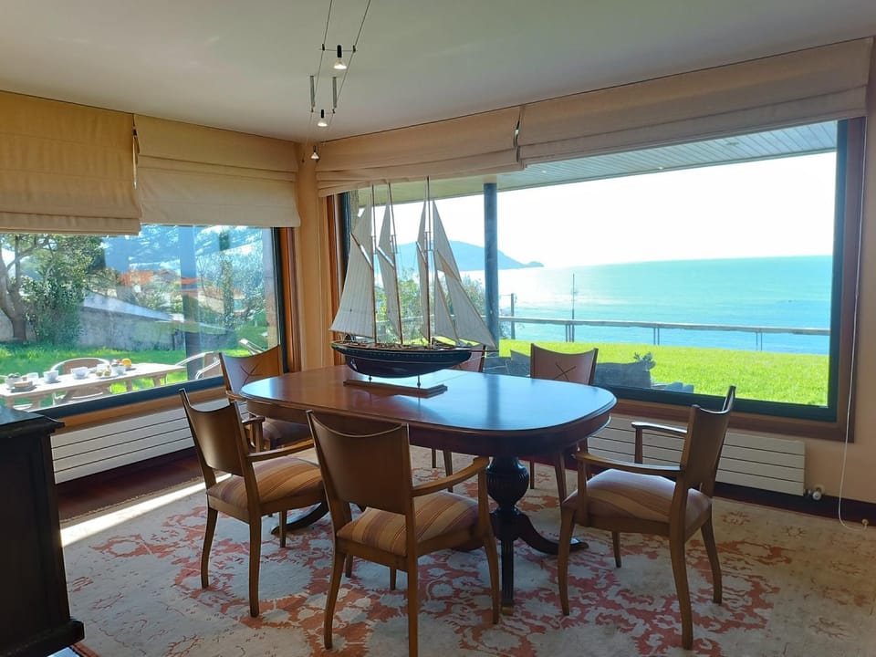 Day, View (from property/room), Dining area, Sea view