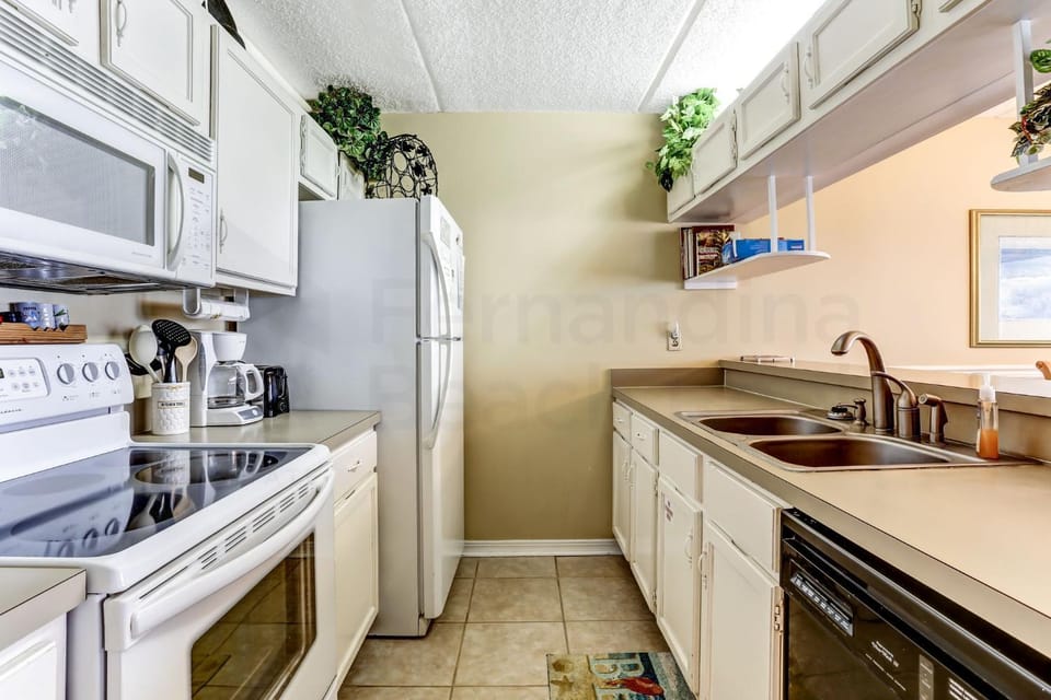 Coffee/tea facilities, Kitchen or kitchenette, oven, stove