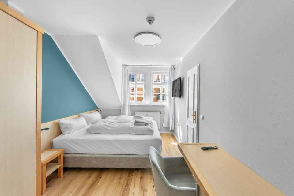 Bed, TV and multimedia, Bedroom
