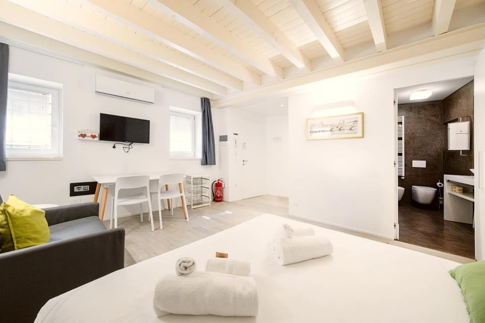 Bed, TV and multimedia, Living room, Seating area, Bedroom