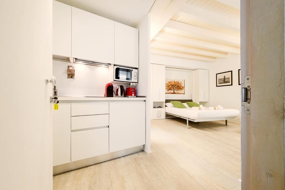 Kitchen or kitchenette, Dining area, oven, stove