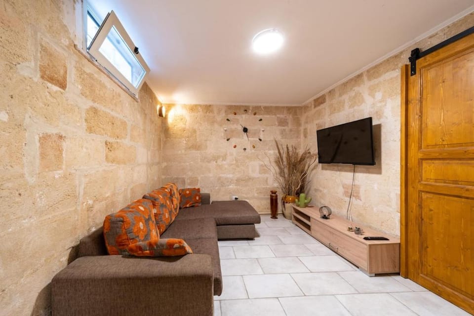 TV and multimedia, Living room, Evening entertainment