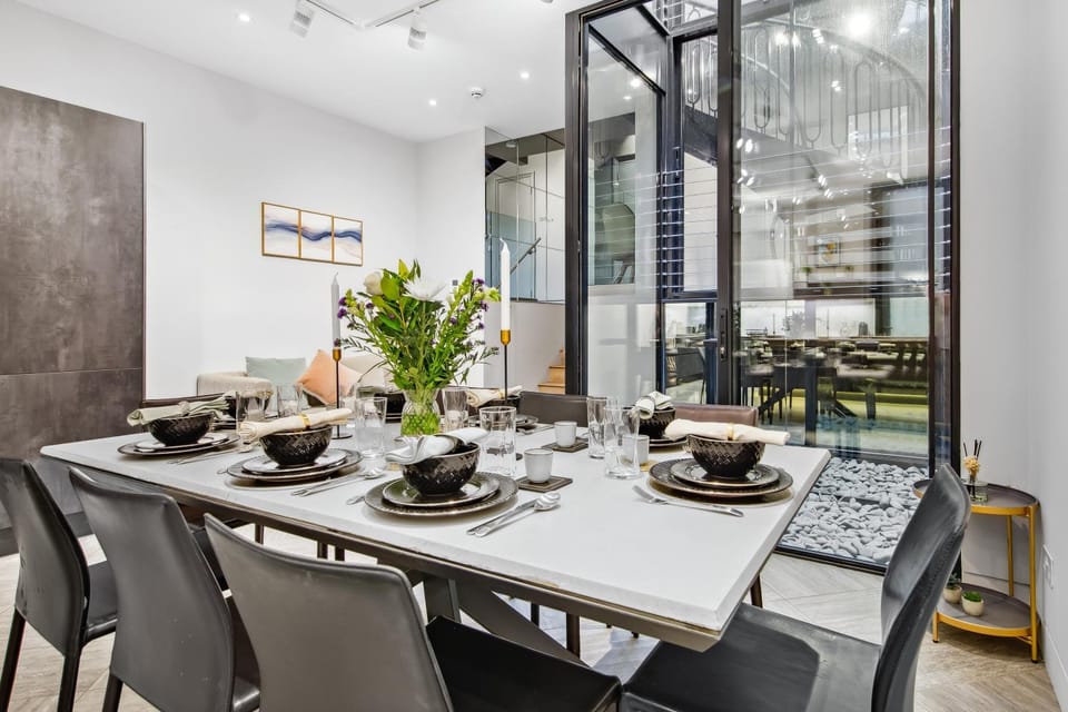 Food and drinks, Seating area, Dining area, Food