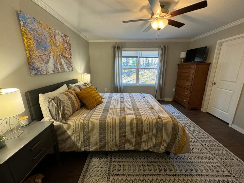 Bed, TV and multimedia, Photo of the whole room, Bedroom