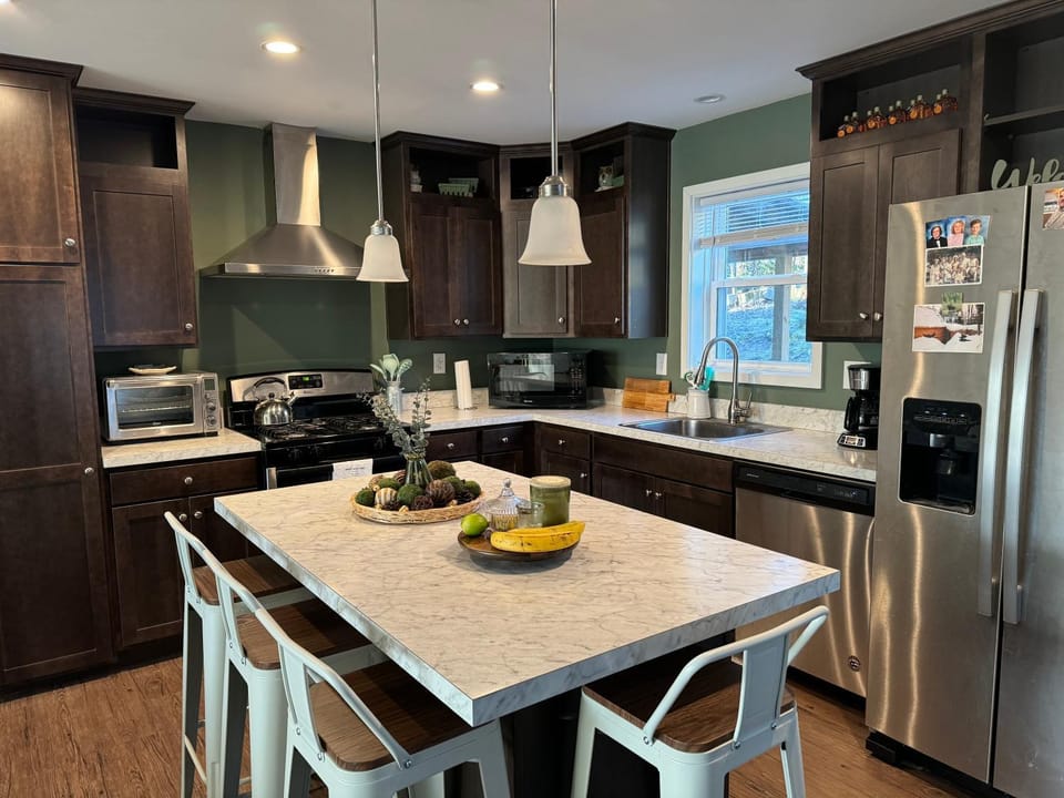 Coffee/tea facilities, Kitchen or kitchenette, Food and drinks, Dining area, dishwasher, minibar, oven, stove, toaster, kitchen