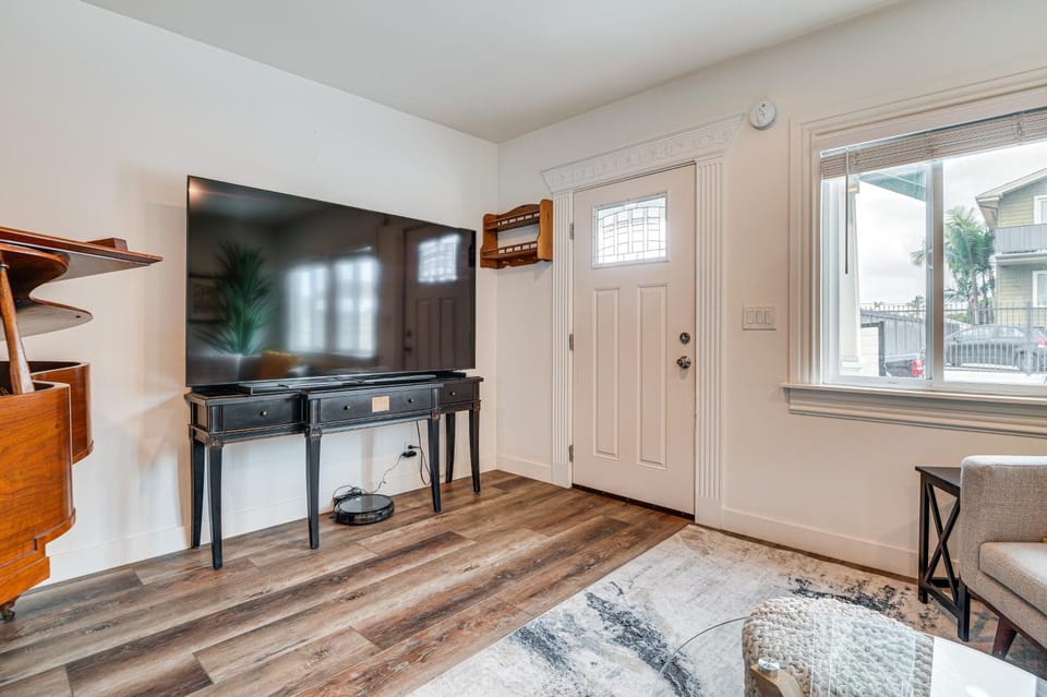 Home 1 Mi to DTLA Room to Work and Relax! House in Echo Park