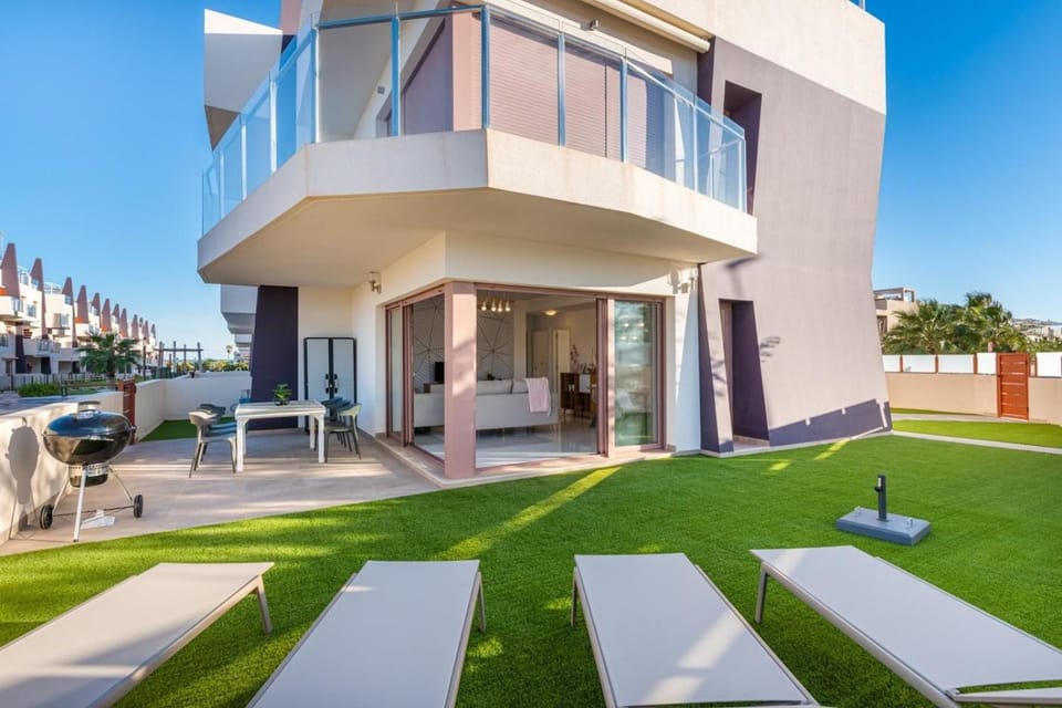 Property building, Balcony/Terrace, Living room