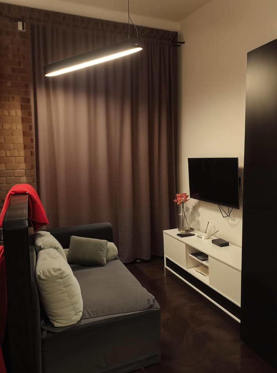 Communal lounge/ TV room, Bed, TV and multimedia, Living room, Photo of the whole room, Seating area, Evening entertainment, Bedroom