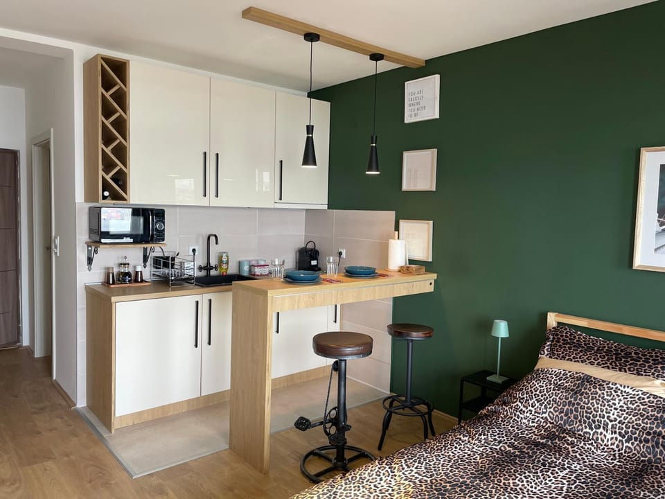 Coffee/tea facilities, Kitchen or kitchenette, Dining area, minibar