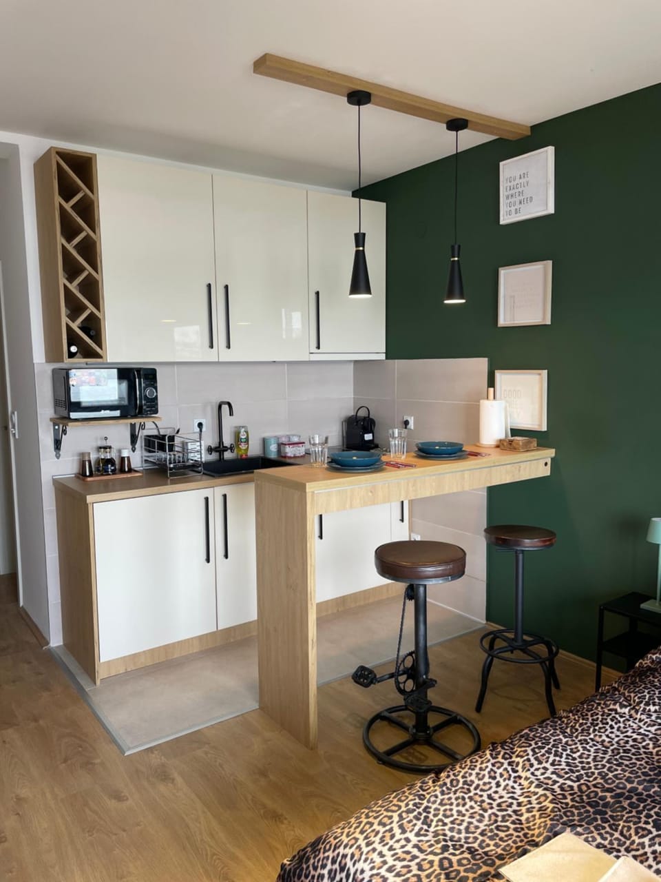 Coffee/tea facilities, Kitchen or kitchenette, Dining area, minibar