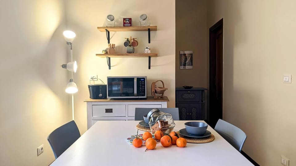 Coffee/tea facilities, Kitchen or kitchenette, Dining area, toaster