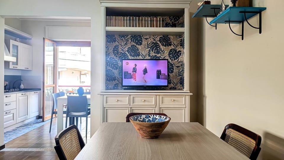TV and multimedia, Living room, Seating area, Dining area