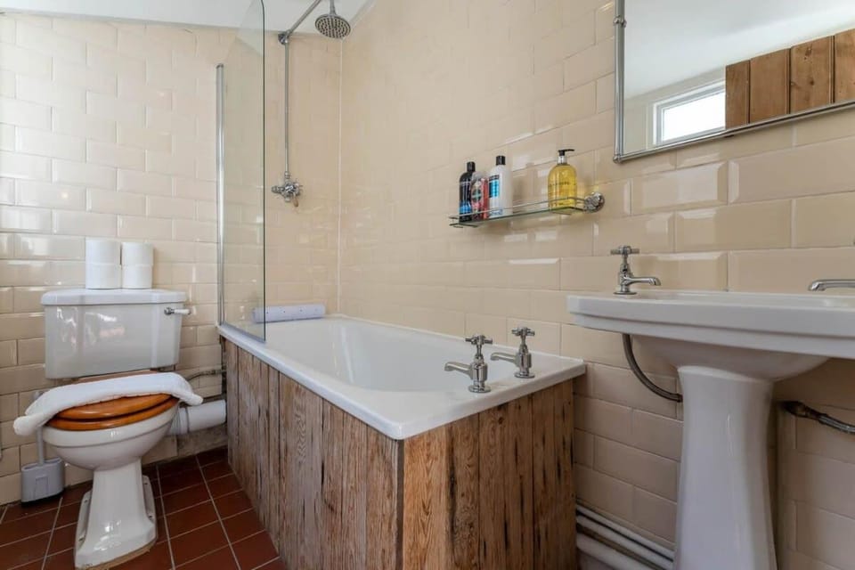 Shower, Toilet, Bathroom, Bath, towels