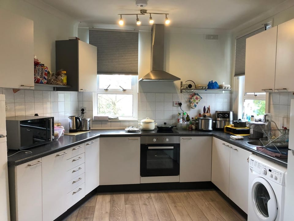 Coffee/tea facilities, oven, stove, washing machine