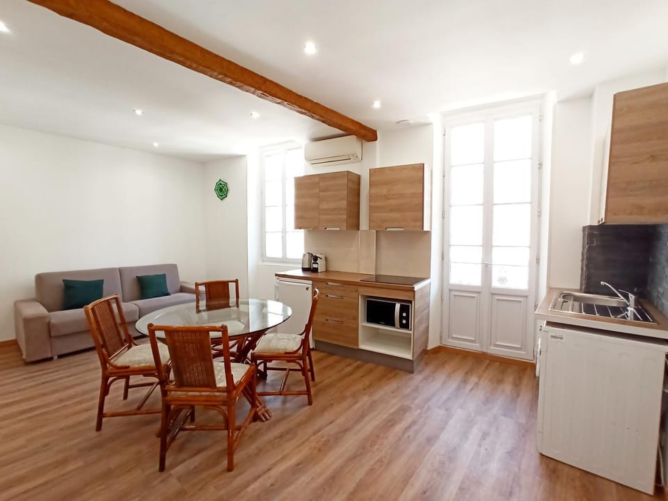 Coffee/tea facilities, Kitchen or kitchenette, Living room, Seating area, Dining area, microwave