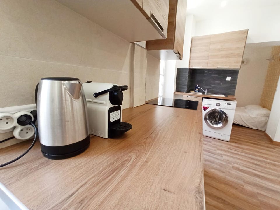Coffee/tea facilities, Kitchen or kitchenette, stove, washing machine