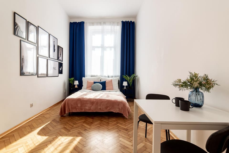 Bed, Photo of the whole room, Seating area, Bedroom