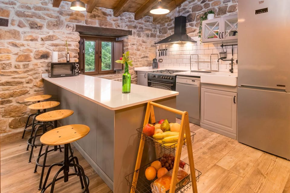 Kitchen or kitchenette, dishwasher, stove