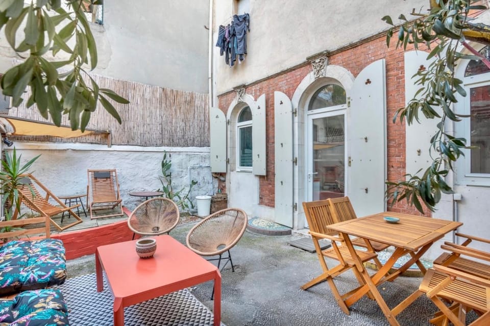 Un appartement au centre-ville avec cour privé de 35m Apartment in Marseille