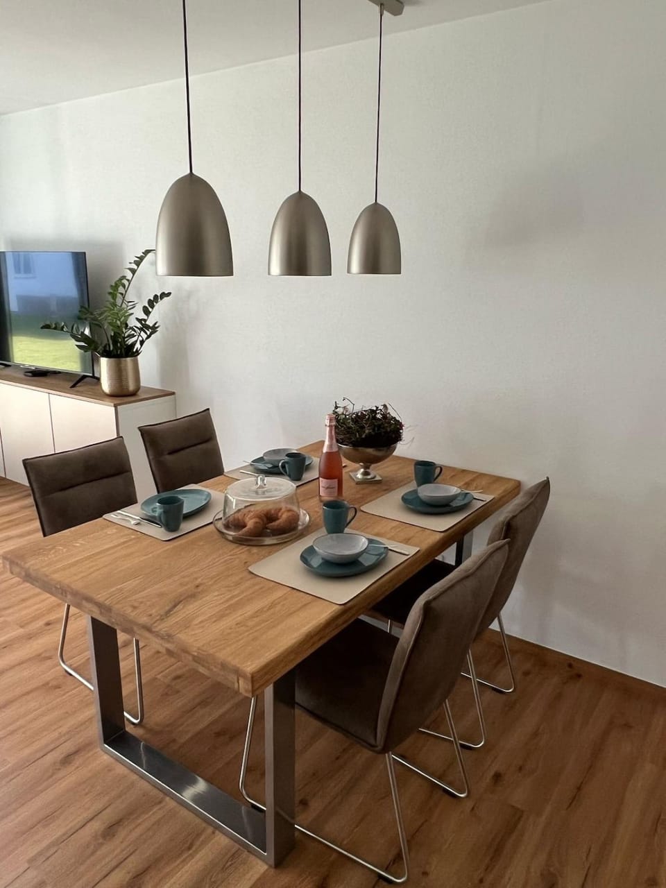 Food and drinks, Seating area, Dining area