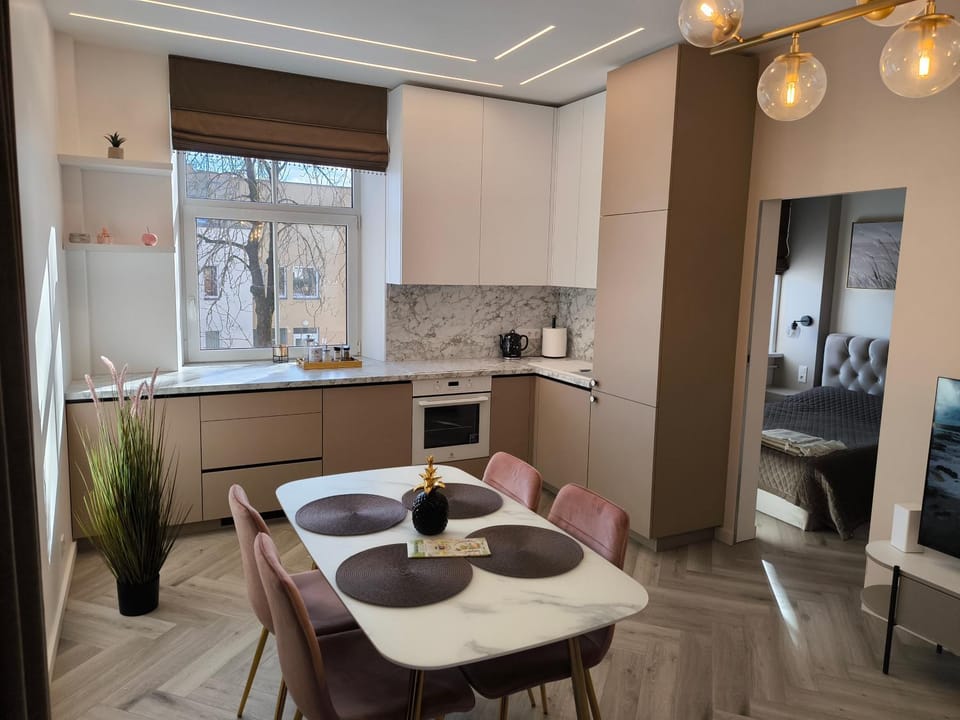 Coffee/tea facilities, Kitchen or kitchenette, Seating area, Dining area