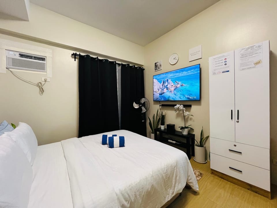 Communal lounge/ TV room, Bed, TV and multimedia, Photo of the whole room, Evening entertainment, Bedroom, wardrobe, air conditioner