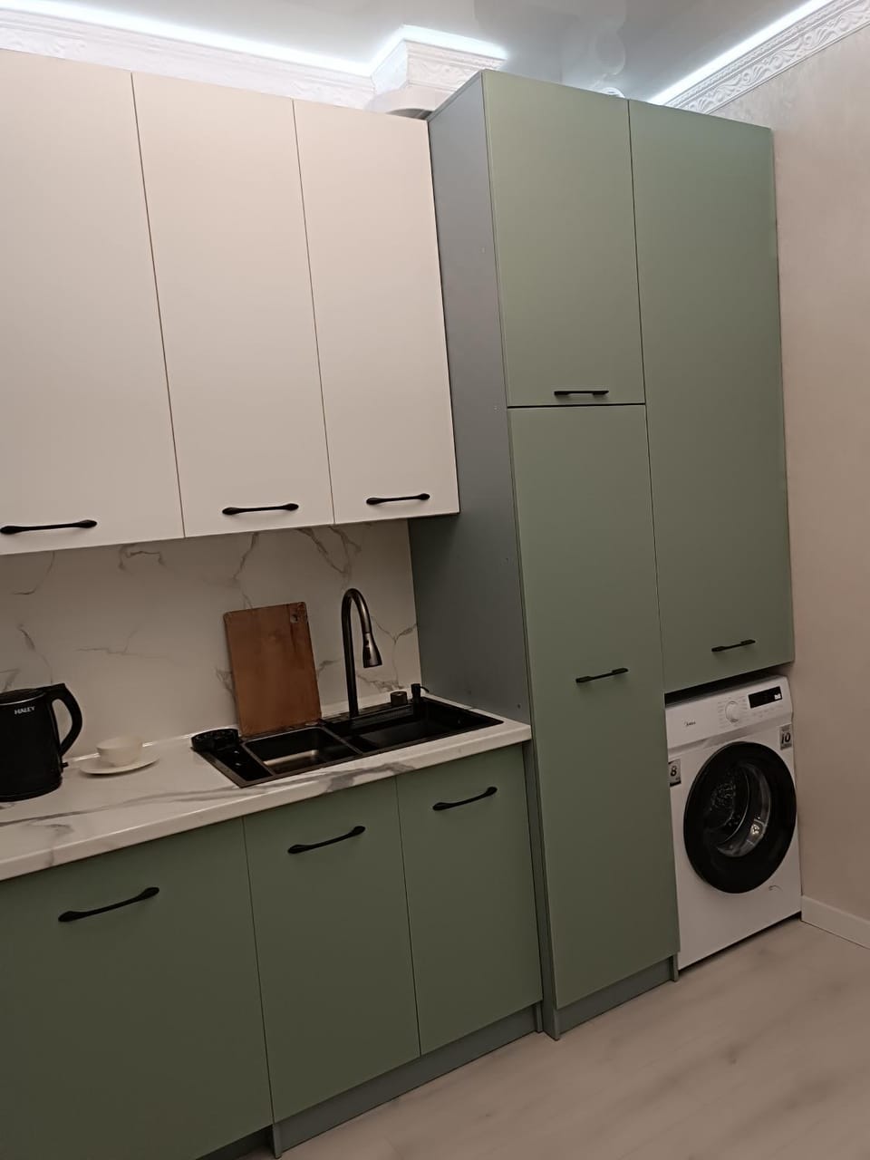 Kitchen or kitchenette, washing machine
