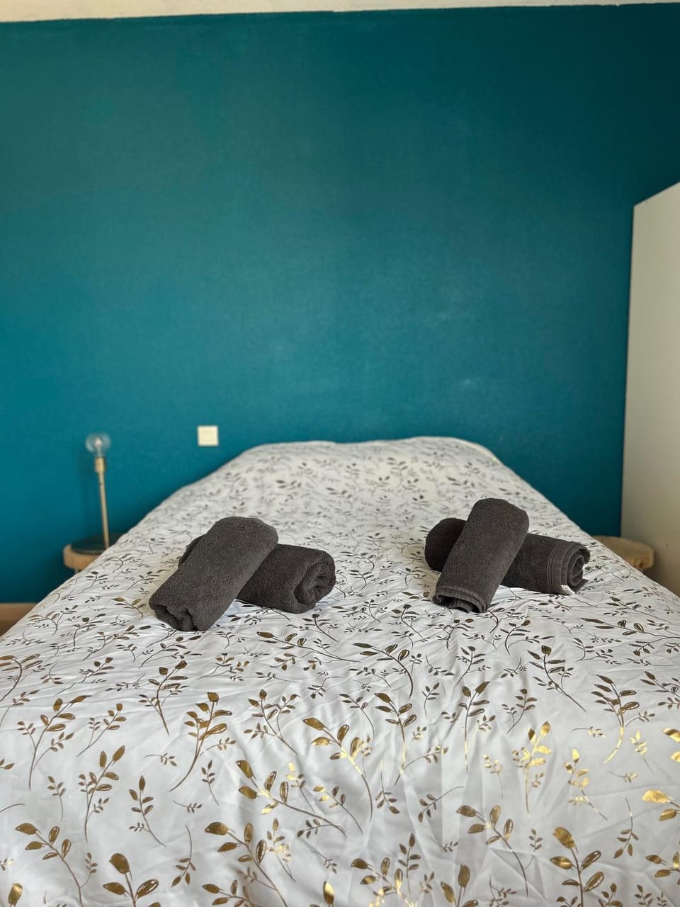 Bed, Photo of the whole room, Bedroom