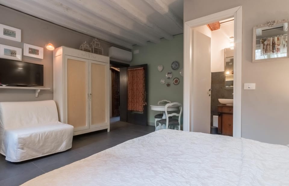 Bed, TV and multimedia, Photo of the whole room, Bedroom, wardrobe