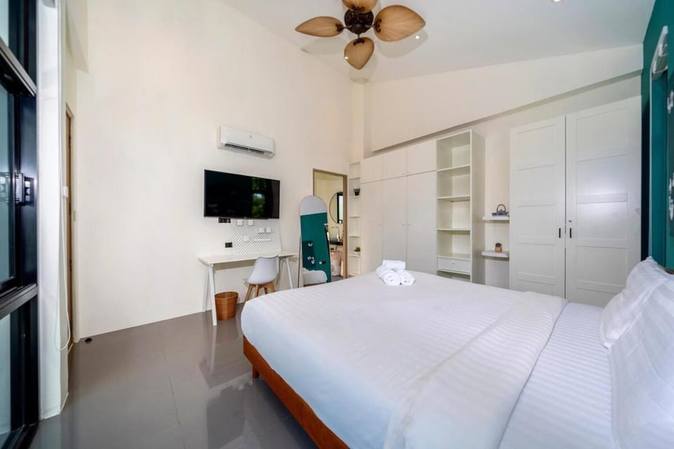 Bed, TV and multimedia, Photo of the whole room, Bedroom, wardrobe, air conditioner