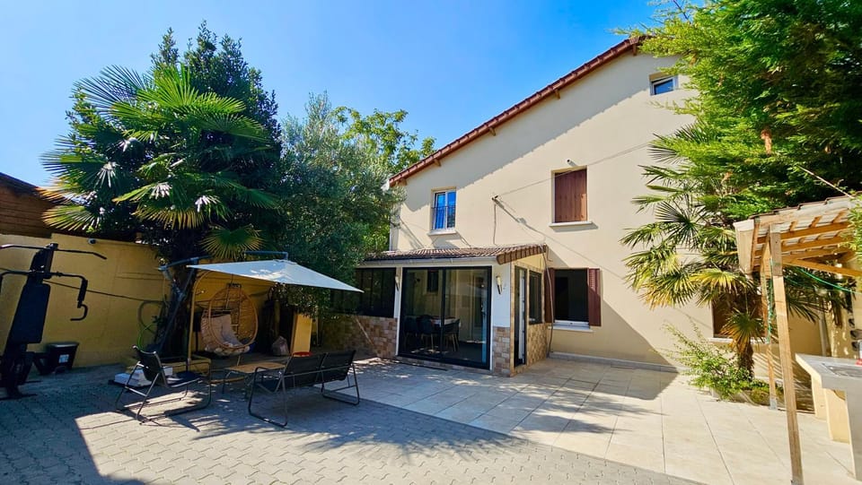 Property building, Patio, Spring, Day, Garden, Garden view