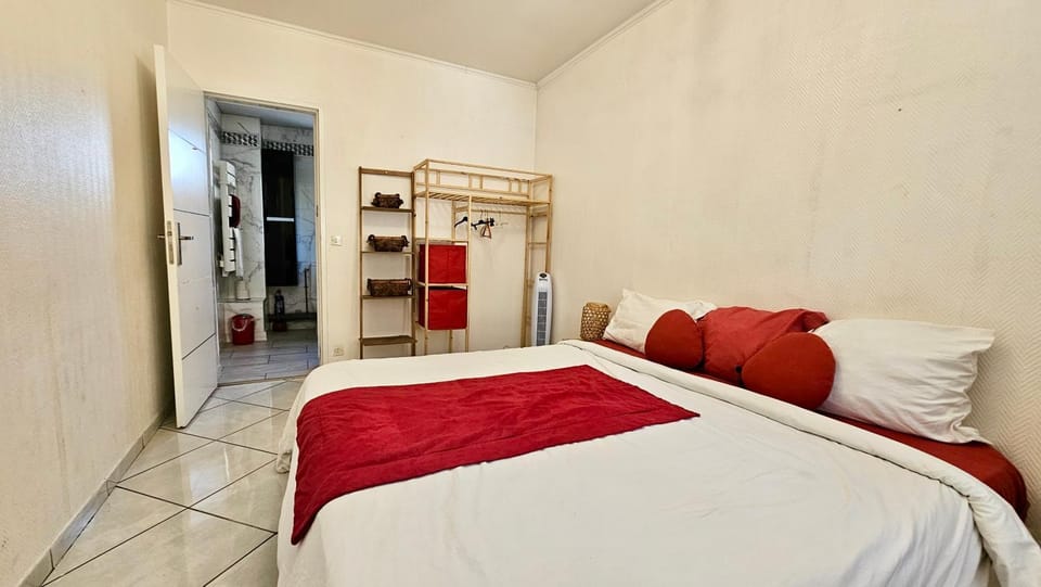 Photo of the whole room, Bedroom, wardrobe