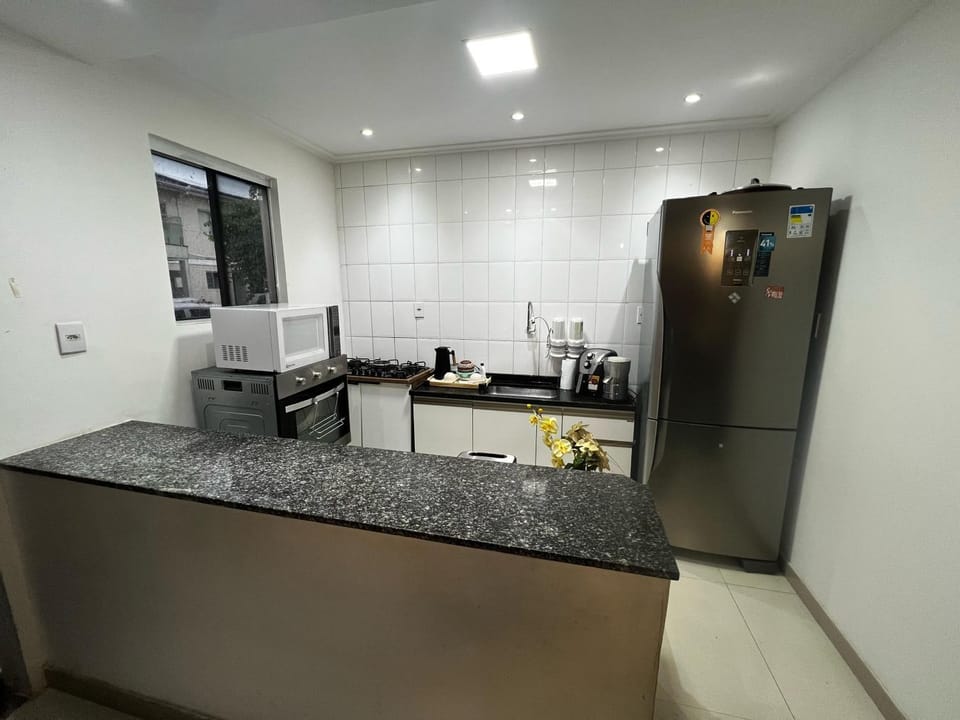 Coffee/tea facilities, Kitchen or kitchenette, oven, stove