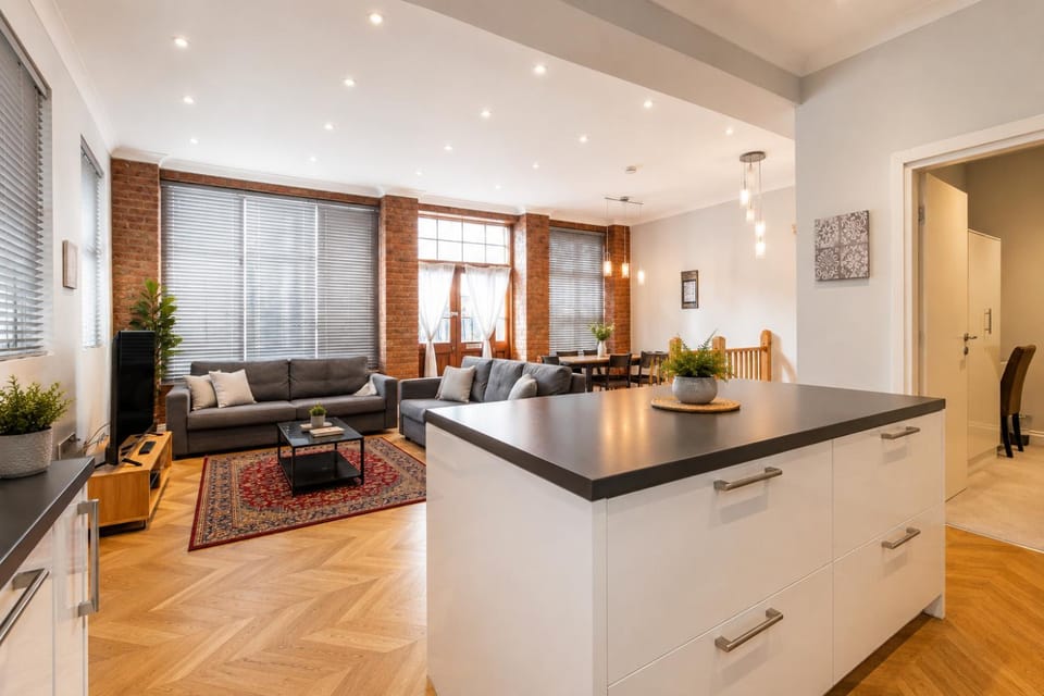 Kitchen or kitchenette, Living room, Seating area, Dining area
