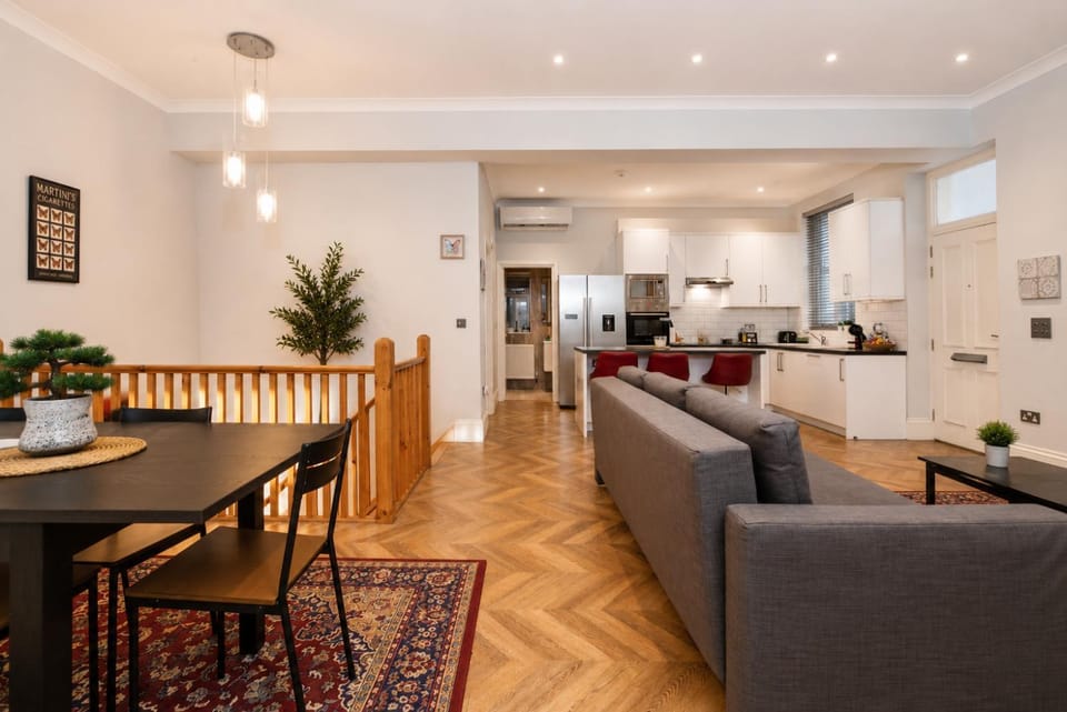 Kitchen or kitchenette, Living room, Seating area, Dining area