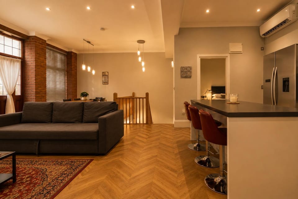 TV and multimedia, Kitchen or kitchenette, Living room, Seating area, air conditioner