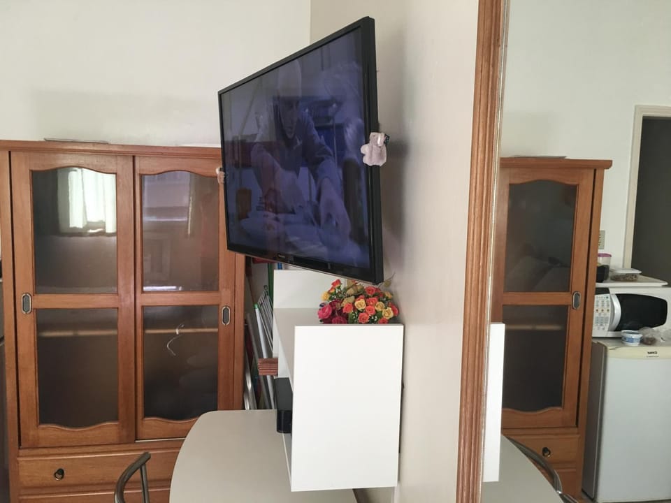 TV and multimedia, Coffee/tea facilities, Kitchen or kitchenette, Photo of the whole room, Decorative detail, Bedroom