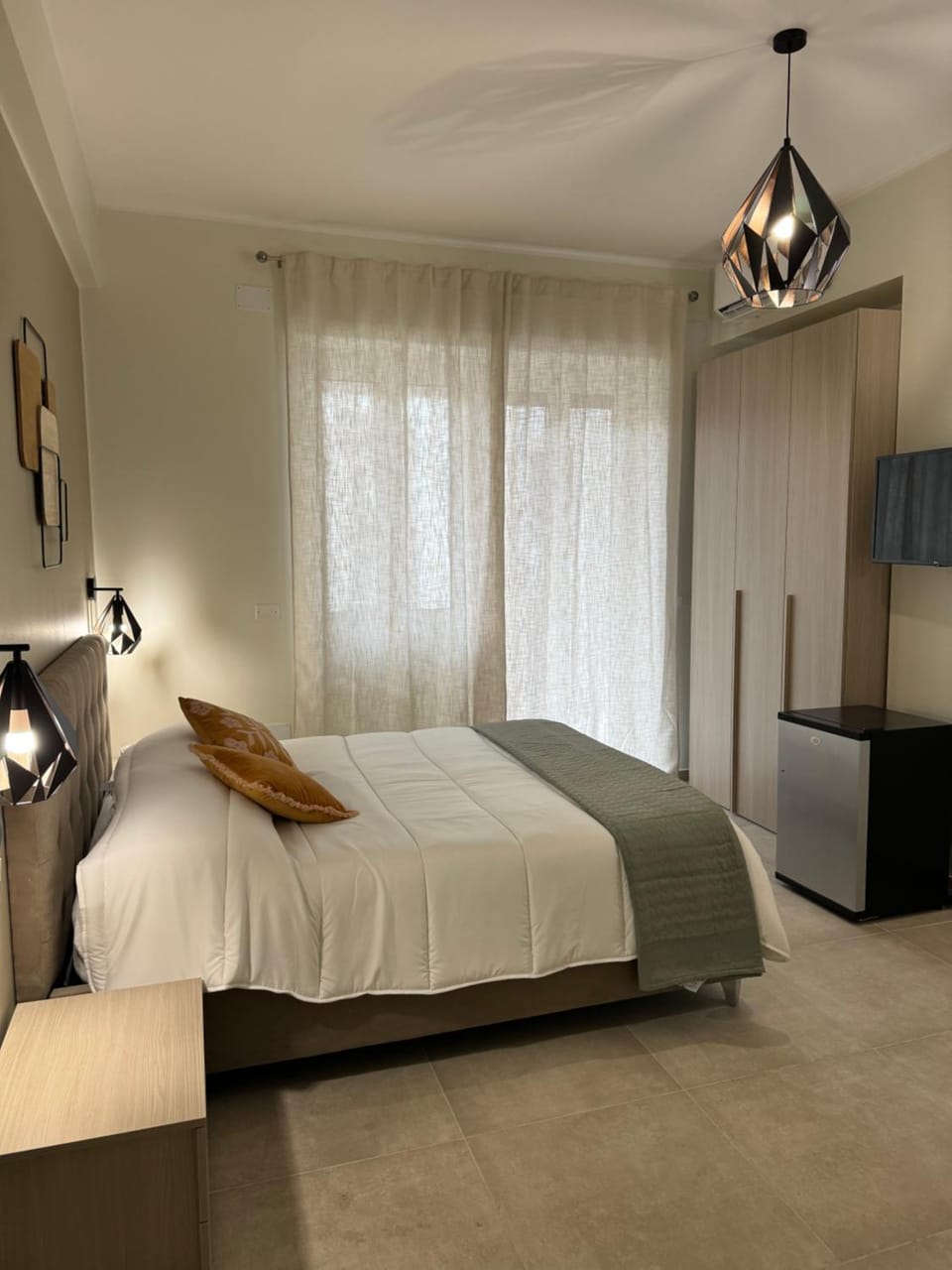 Bed, TV and multimedia, Photo of the whole room, Bedroom