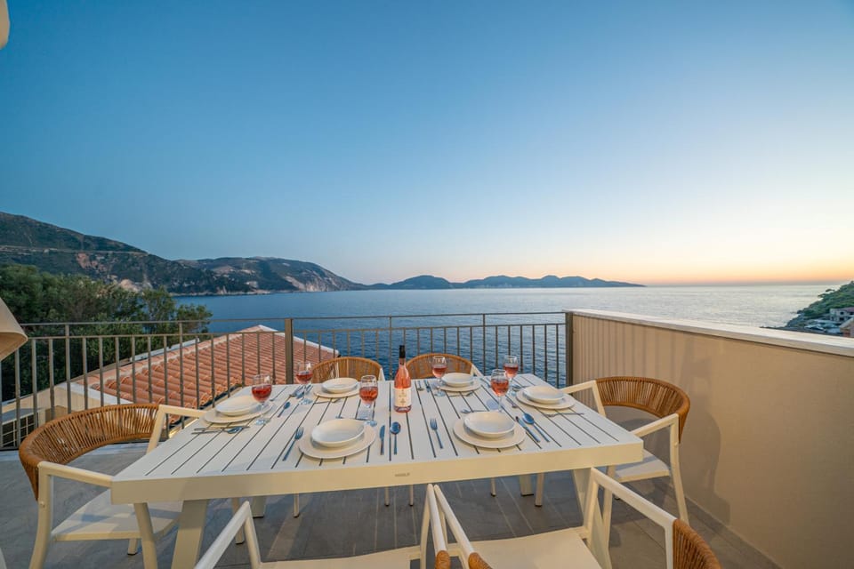 Patio, Natural landscape, View (from property/room), Balcony/Terrace, Dining area, Lake view, Mountain view, Sea view