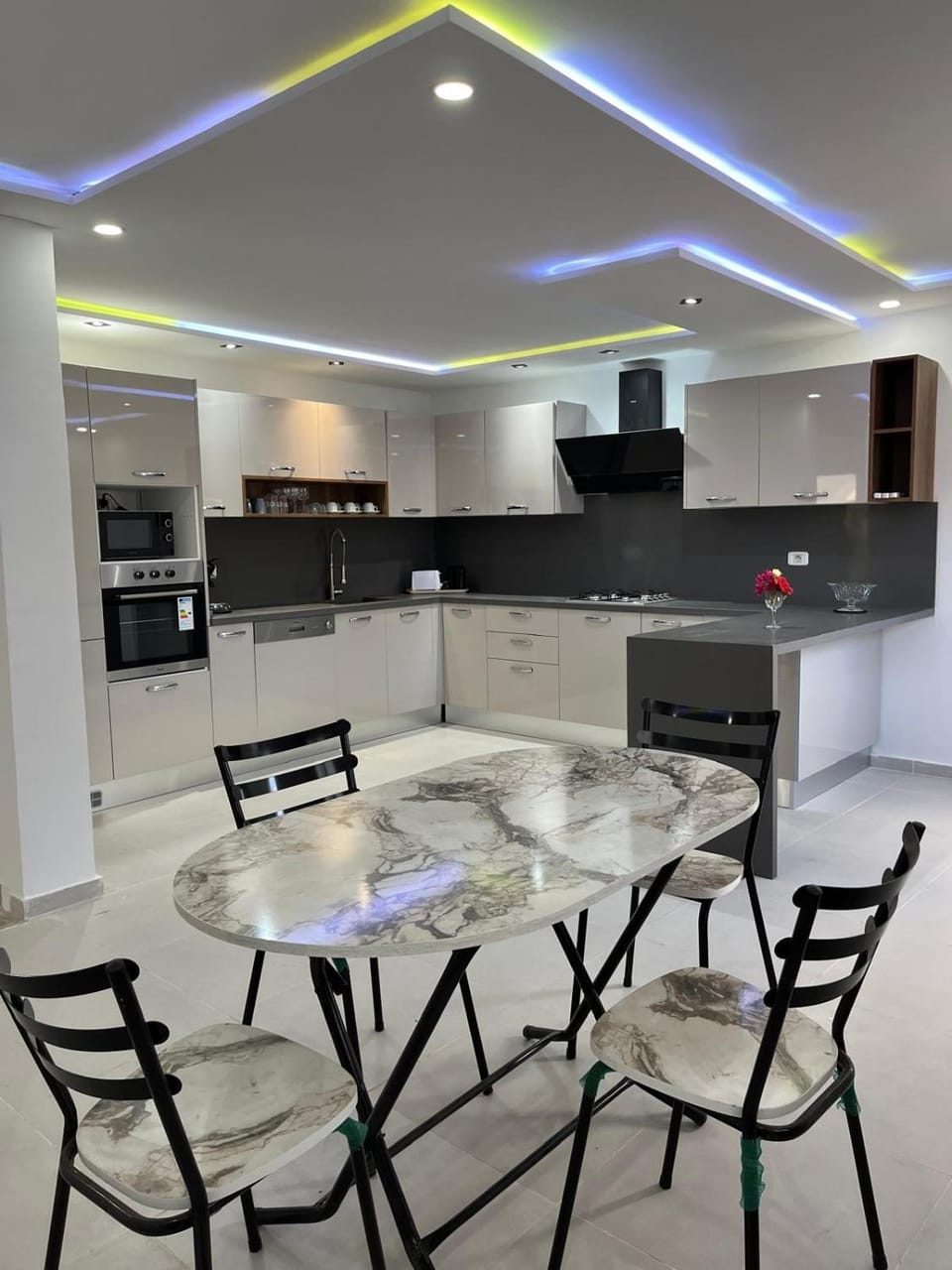 Coffee/tea facilities, Kitchen or kitchenette, Seating area, Dining area, dishwasher, oven, stove