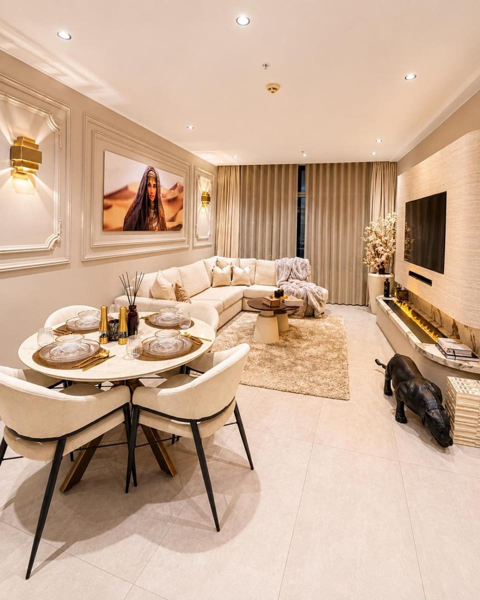 Communal lounge/ TV room, Living room, Food and drinks, Seating area