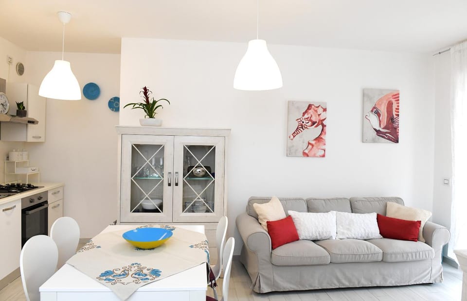 Kitchen or kitchenette, Seating area, Dining area