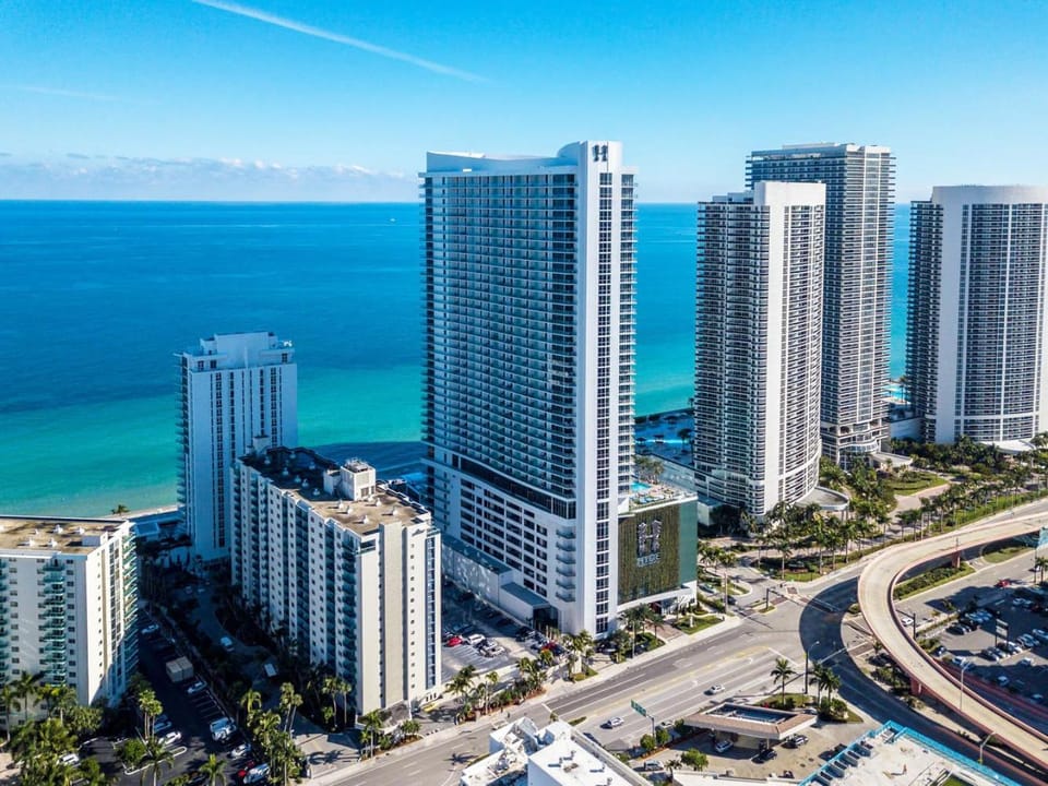Property building, Day, Neighbourhood, Natural landscape, Bird's eye view, Beach, City view, Sea view, Street view, Location