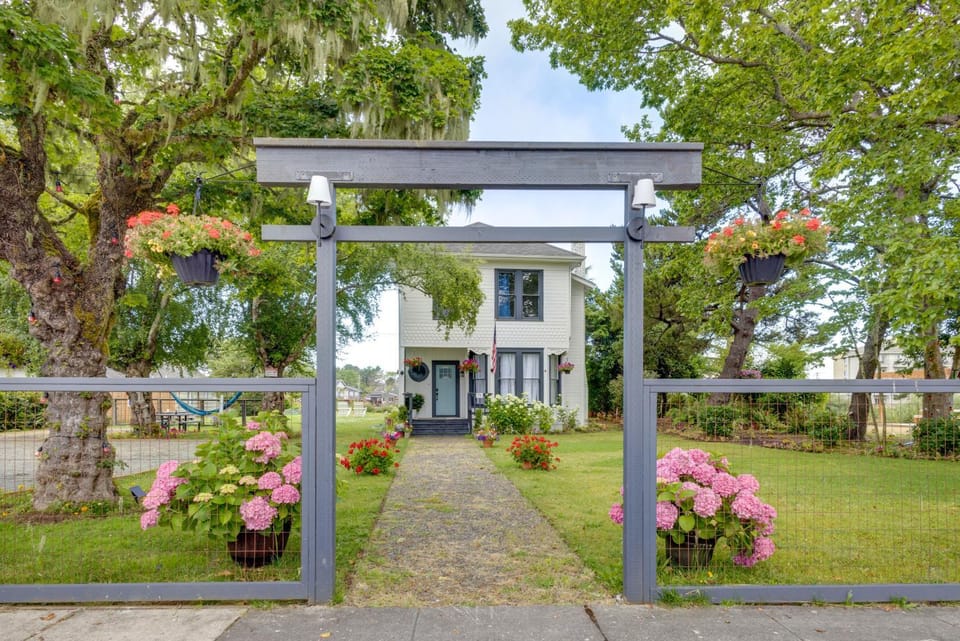 Walk to Beach: Vintage Riverside Home in Seaside! House in Seaside